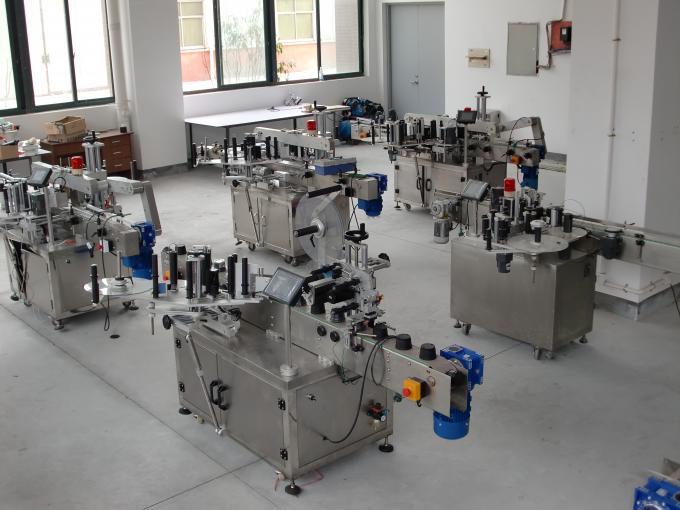 Kvadratna boca dvostrana mašina za vodoravno označavanje običnih ili nepravilnih posuda