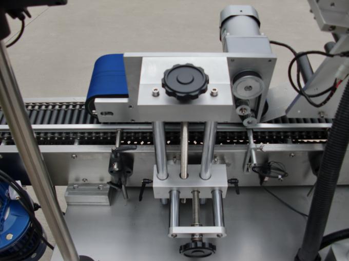 Brza mala okrugla limenka za naljepnice, mašina za naljepnice s naljepnicama za crne boce za kozmetiku