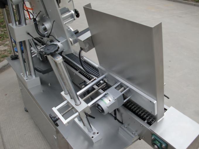 Brza mala okrugla limenka za naljepnice, mašina za naljepnice s naljepnicama za crne boce za kozmetiku