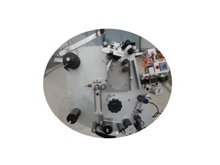 Mašina za etiketiranje male bočice s dvoslojnom naljepnicom s certifikatom od 10 ml