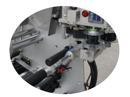 Mašina za etiketiranje male bočice s dvoslojnom naljepnicom s certifikatom od 10 ml