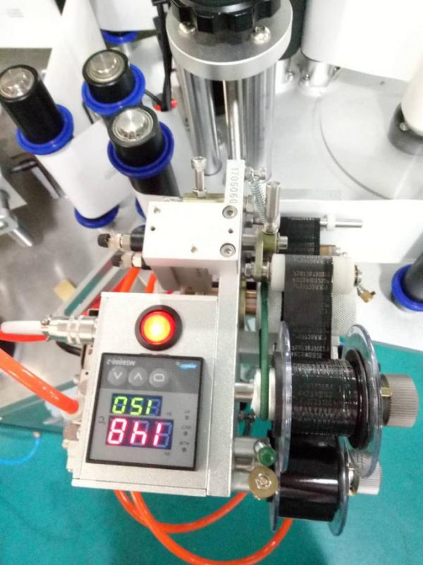 Označi automatsku mašinu za etiketiranje bočnih naljepnica sa dvostrukim naljepnicama s uređajem za pozivanje i strojem za kodiranje