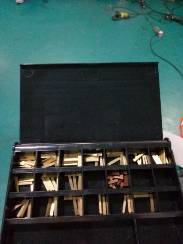 Označi automatsku mašinu za etiketiranje bočnih naljepnica sa dvostrukim naljepnicama s uređajem za pozivanje i strojem za kodiranje