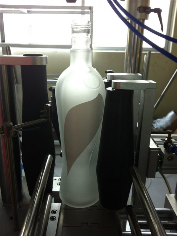 Stroj za etiketiranje naljepnica sa okruglom bocom za industriju pića Tip na električni pogon