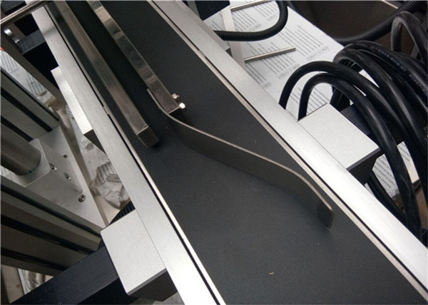 Potpuno automatska mašina za etiketiranje vrha za etiketiranje plastičnih praznih koverti