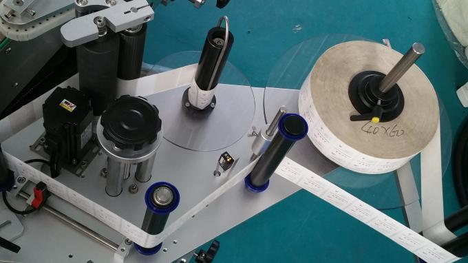 Stroj za naljepnicu naljepnica boca od 25 kg staklenke, mašina za etiketiranje sa stabilnim brzinama za doziranje u boce