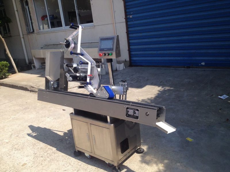 Kina mašina za automatsko etiketiranje okruglih bočica promjera 12-25 mm, samoljepljive naljepnice, dobavljač kozmetike za usne