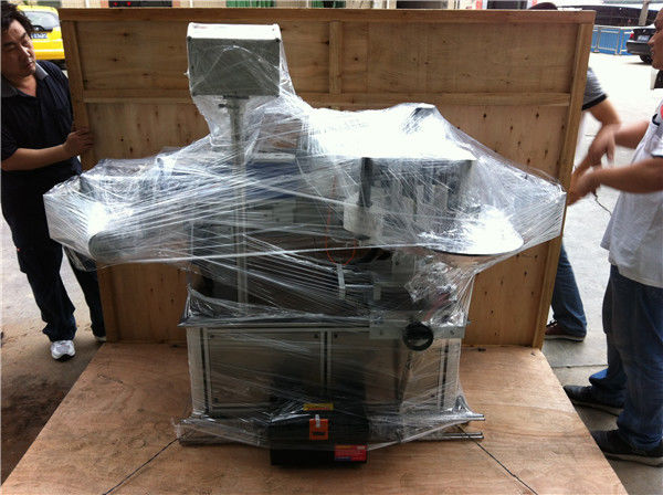 Mašina za etiketiranje naljepnica sa okruglim bocama od soka od voća i povrća za industriju pića