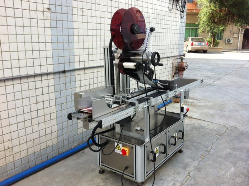 Kina Stroj za etiketiranje s gornjim pogonom, mašina za etiketiranje samoljepljivih naljepnica dobavljač