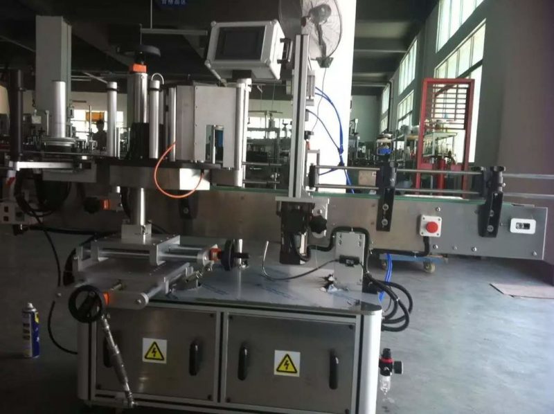 Kina Mašina za etiketiranje naljepnica boca sa okruglim bocama od voća / povrća za industriju pića dobavljač
