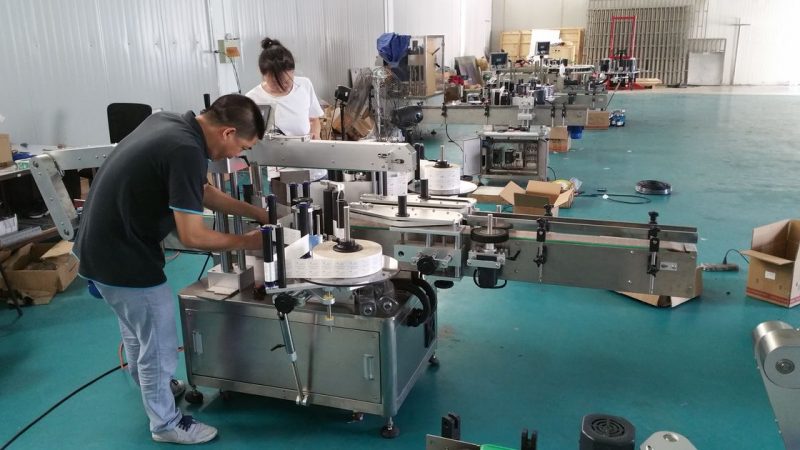 Kina Prilagođena mašina za etiketiranje boca vode, automatska mašina za etiketiranje klupa za dvostrane strane dobavljač